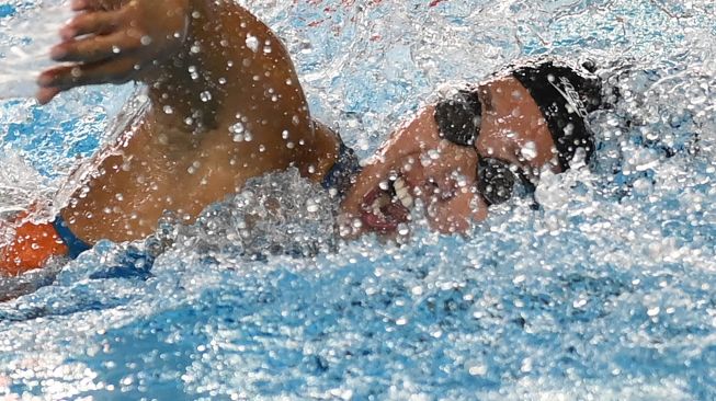 Perenang Indonesia Patricia Yosita Hapsari memacu kecepatan pada final renang nomor estafet gaya bebas putri 4x200M SEA Games di Aquatic Sport Palace, Hanoi, Vietnam, Kamis (19/5/2022). [ANTARA FOTO/Zabur Karuru/tom]
