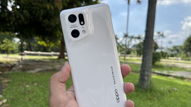 OPPO Find X5 Pro 5G dilengkapi cip MariSilicon X. [Suara.com/Dicky Prastya]