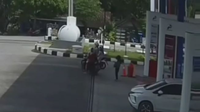 Viral! Detik-detik Video Seorang Wanita di Grobogan Tertabrak Truk Bikin Warganet Meradang