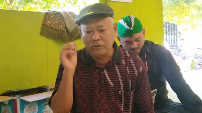 Sondani saat ditemui di Pendopo Maqbaroh Desa Tegalgubug, Kecamatan Arjawinangun, Kabupaten Cirebon.[Suara.com/Abdul Rohman]
