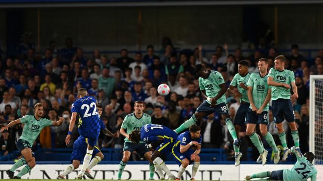 Gelandang Chelsea Hakim Ziyech (kedua dari kiri) melakukan tendangan bebas saat pertandingan sepak bola Liga Premier Inggris antara Chelsea dan Leicester City di Stadion Stamford Bridge, London, Inggris, Kamis (19/5/2022). [Glyn KIRK / IKIMAGES / AFP] 
