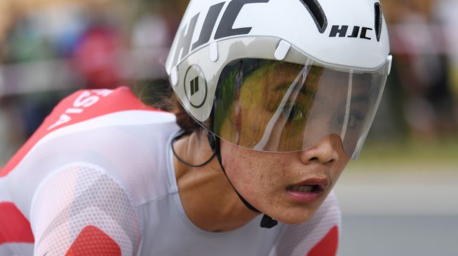 Pesepeda Ayustina Delia Priatna memacu sepedanya dalam perlombaan nomor individual time trial road cycling SEA Games Vietnam 2021 di Hoa Binh, Vietnam, Jumat (20/5/2022). [ANTARA FOTO/Aditya Pradana Putra/nym]