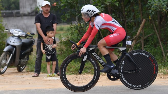 Pesepeda Ayustina Delia Priatna memacu sepedanya dalam perlombaan nomor individual time trial road cycling SEA Games Vietnam 2021 di Hoa Binh, Vietnam, Jumat (20/5/2022). [ANTARA FOTO/Aditya Pradana Putra/nym]