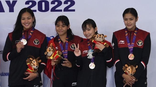 (dari kiri) Perenang Indonesia Patricia Yosita Hapsari, Azzahra Permatahani, Angel Gabriella Yus, dan Ressa Kania Dewi berpose dengan medali perunggu yang diraih pada final renang nomor estafet gaya bebas putri 4x200M SEA Games di Aquatic Sport Palace, Hanoi, Vietnam, Kamis (19/5/2022). [ANTARA FOTO/Zabur Karuru/tom]
