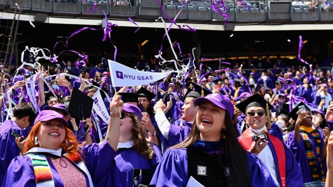 Kegembiraan para wisudawan saat upacara kelulusan New York University angkatan 2022 di Stadion Yankee, New York, Amerika Serikat, Rabu (18/5/2022). [Angela Weiss / AFP]