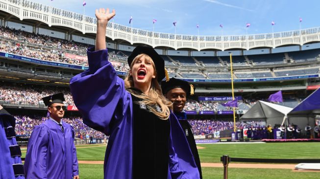 Penyanyi Taylor Swift saat menghadiri upacara kelulusan New York University angkatan 2022 di Stadion Yankee, New York, Amerika Serikat, Rabu (18/5/2022). [Angela Weiss / AFP]
