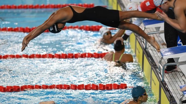 Perenang Indonesia Azzahra Permatahani melakukan lompatan start pada final renang nomor estafet gaya bebas putri 4x200M SEA Games di Aquatic Sport Palace, Hanoi, Vietnam, Kamis (19/5/2022). [ANTARA FOTO/Zabur Karuru/tom]
