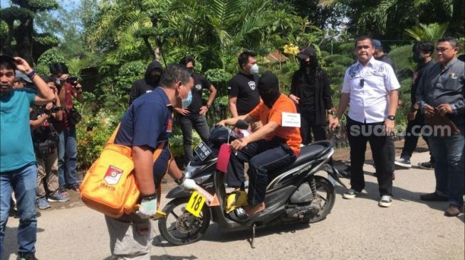 Reka Ulang Detik-detik Penembakan Pegawai Dinas Perhubungan Makassar Dekat Masjid Cheng Ho