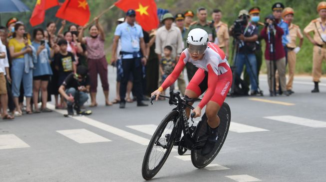 Pesepeda Ayustina Delia Priatna memacu sepedanya dalam perlombaan nomor individual time trial road cycling SEA Games Vietnam 2021 di Hoa Binh, Vietnam, Jumat (20/5/2022). Ayu meraih medali emas setilha manjado tercepat dalam perlombaan tersebut dengan catatan waktu 40 menit 8,445 detik. ANTARA FOTO/Aditya Pradana Putra/nym.