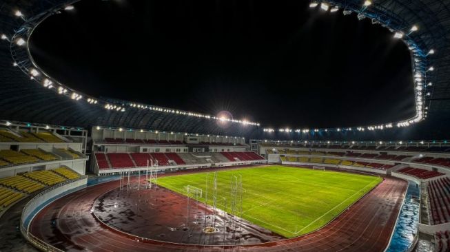 Suasana malam hari Stadion Jatidiri Semarang saat uji coba lampu stadion tersebut di Karangrejo, Semarang, Jawa Tengah, Kamis (10/2/2022). ANTARA FOTO/Aji Styawan/foc. (ANTARA FOTO/AJI STYAWAN)