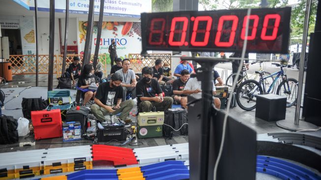 Peserta menyiapkan tamiya sebelum bertanding di Paskal Hyper Square, Bandung, Jawa Barat, Sabtu (21/5/2022). [ANTARA FOTO/Raisan Al Farisi/rwa]