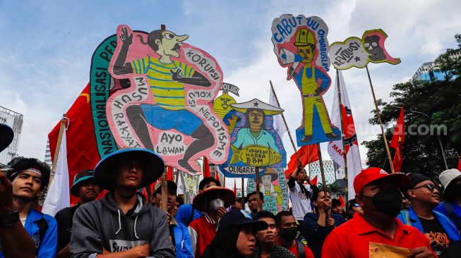 Massa aksi yang tergabung dalam Aliansi Gerakan Buruh Bersama Rakyat (Gebrak) bersama mahasiswa saat menggelar aksi unjuk rasa di kawasan Patung Kuda, Jakarta Pusat, Sabtu (21/5/2022). [Suara.com/Alfian Winanto]