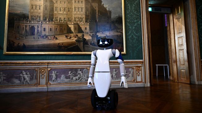 Robot humanoid R1 yang dirancang oleh Institut Teknologi Itali dan berfungsi sebagai pemandu virtual bagi pengunjung di museum Palazzo Madama, Turin, Italia, Kamis (12/5/2022). [MARCO BERTORELLO / AFP]