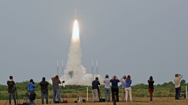 Roket United Launch Alliance Atlas V yang membawa kapsul ruang angkasa Boeing CST-100 Starliner lepas landas dari landasan peluncuran SLC-41 untuk memulai misi Orbital Flight Test 2, atau OFT-2, di Cape Canaveral, Florida, Amerika Serikat, Kamis (19/5/2022). [Gregg Newton / AFP]