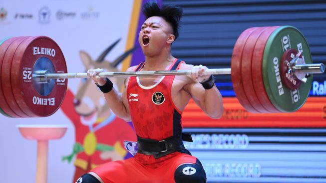 Lifter Indonesia Rahmat Erwin Abdullah melakukan angkatan 