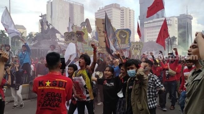 Membubarkan Diri, Massa Buruh Nyanyikan Lagu Internasionale Sambil Nyalakan Hand Flare