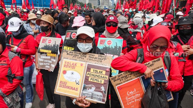 Massa aksi yang tergabung dalam Aliansi Gerakan Buruh Bersama Rakyat (Gebrak) bersama mahasiswa saat menggelar aksi unjuk rasa di kawasan Patung Kuda, Jakarta Pusat, Sabtu (21/5/2022). [Suara.com/Alfian Winanto]