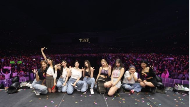 Bukannya Sibuk Jaga, Security Konser TWICE di Los Angeles Ikut Nikmati Lagu