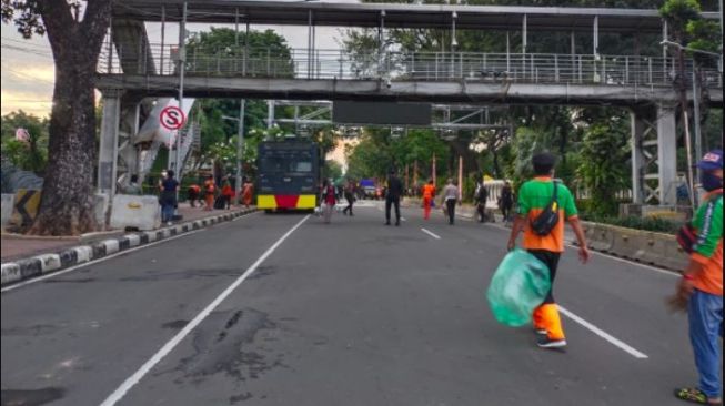 Masih Dibersihkan Usai Unjuk Rasa, Jalan Medan Merdeka Barat Belum Bisa Dilalui Pengguna Jalan