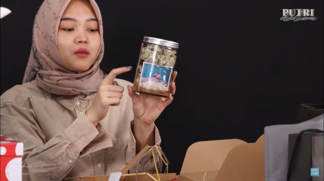 Momen Putri Delina buka kado ultah (YouTube/Putri Delina)