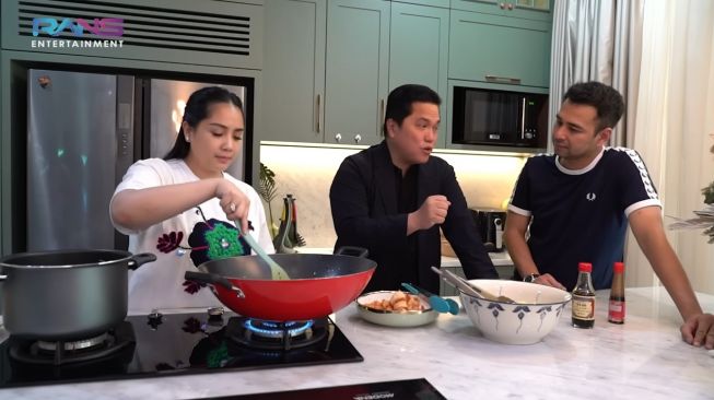 Potret Erick Thohir Kunjungi Rumah Raffi Ahmad, Sanjung Masakan Nagita Slavina