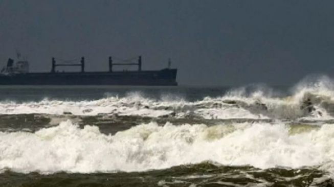 Gelombang Tinggi di Sukabumi Bikin Puluhan Kapal Nelayan Rusak Berat, Kerugian Capai Miliaran Rupiah