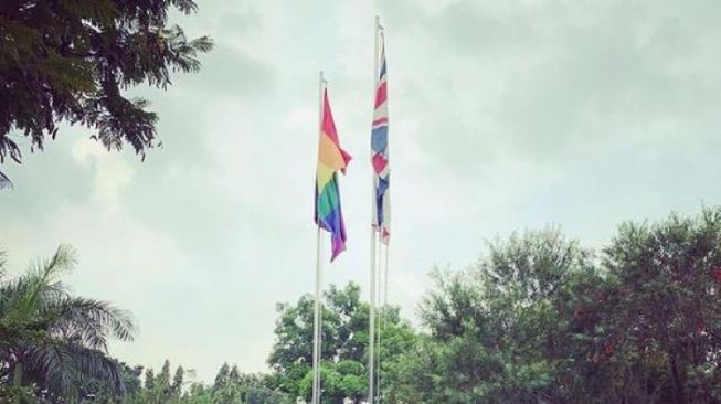 Kecam Kedubes Inggris Kibarkan Bendera LGBT di Jakarta, Tokoh Muhammadiyah Marah: Praktik LGBT Antimanusia