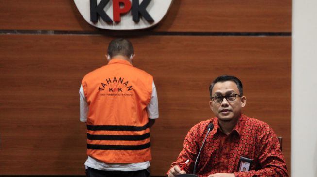 Jubir KPK Ali Fikri (kanan) menyampaikan penahanan atas tersangka mantan Dirjen Holtikultura pada Kementerian Pertanian (2012) Hasanuddin Ibrahim (tengah) saat menggelar konferensi pers, di Gedung KPK Merah Putih, Jakarta, Jumat (20/5/2022). [ANTARA FOTO/Reno Esnir/foc]