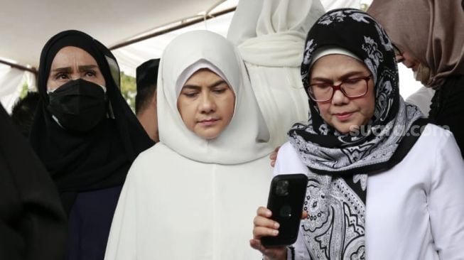 Astri Ivo mengantar sang ibu ke peristirahatan terakhir. Ibunda Astri Ivo, Ivo Nilakhresna meninggal dunia Jumat (20/5/2022) dimakamkan di TPU Tanah Kusir Sabtu (21/5/2022) pagi. [Rena Pangesti/Suara.com]