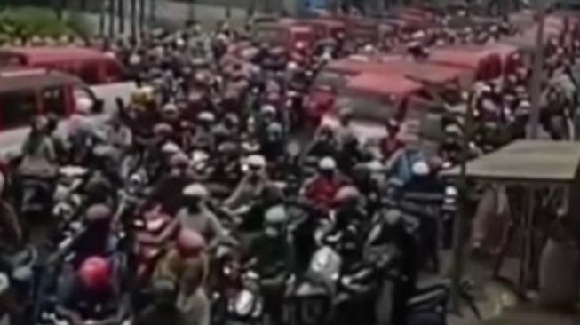 5 Karyawan PT Nikomas Luka-luka Jadi Korban Tabrakan Angkot