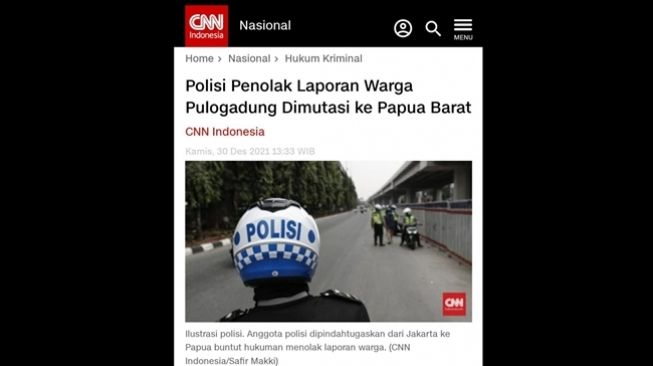 Tangkapan layar artikel CNN Indonesia mengenai anggota polisi dimutasi ke Papua Barat yang sebenarnya dan tidak terkait dengan Safa space atau hina idol K-Pop. (Turnbackhoax.id)