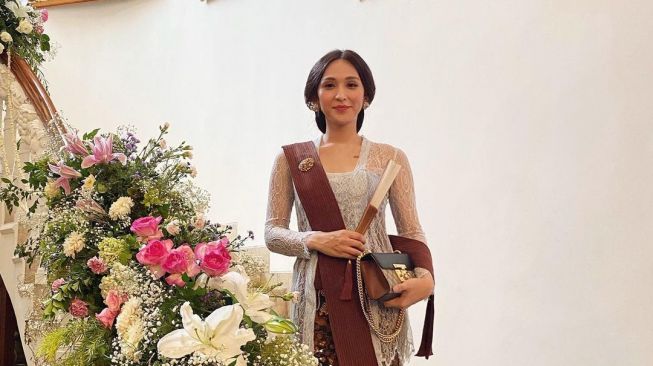 Potret Dena Rachman Pakai Baju Adat (instagram/@denarachman)