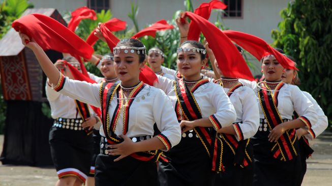 Sejumlah perempuan Suku Dayak menari di acara pembukaan Pekan Gawai Dayak ke-36 di Rumah Radakng, Pontianak, Kalimantan Barat, Jumat (20/5/2022). [ANTARA FOTO/Jessica Helena Wuysang/foc]
