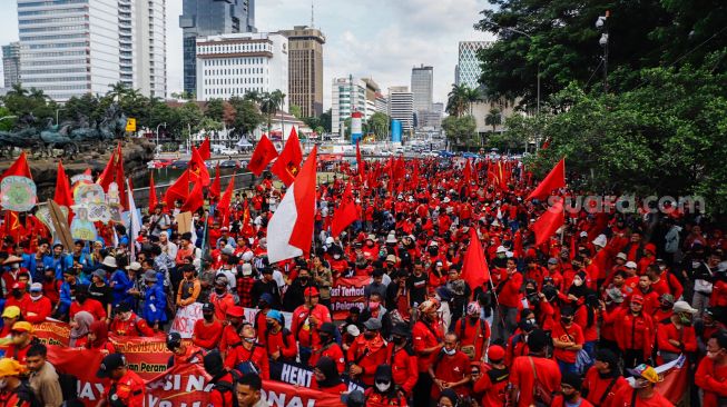 Massa aksi yang tergabung dalam Aliansi Gerakan Buruh Bersama Rakyat (Gebrak) bersama mahasiswa saat menggelar aksi unjuk rasa di kawasan Patung Kuda, Jakarta Pusat, Sabtu (21/5/2022). [Suara.com/Alfian Winanto]