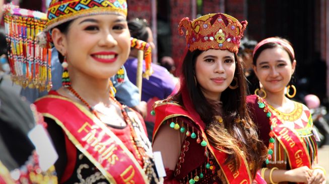 Sejumlah perempuan Suku Dayak berpose di acara pembukaan Pekan Gawai Dayak ke-36 di Rumah Radakng, Pontianak, Kalimantan Barat, Jumat (20/5/2022). [ANTARA FOTO/Jessica Helena Wuysang/foc]
