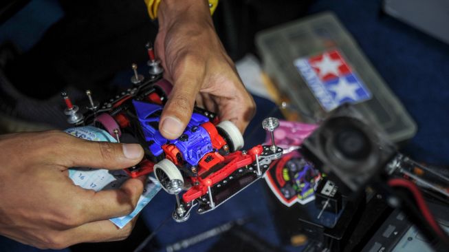 Peserta menyiapkan tamiya sebelum bertanding di Paskal Hyper Square, Bandung, Jawa Barat, Sabtu (21/5/2022). [ANTARA FOTO/Raisan Al Farisi/rwa]