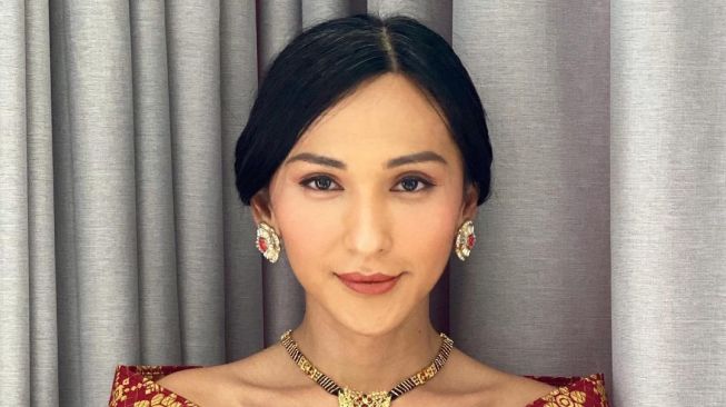 Potret Dena Rachman Pakai Baju Adat (instagram/@denarachman)