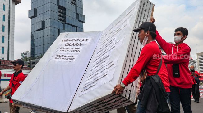 Massa aksi yang tergabung dalam Aliansi Gerakan Buruh Bersama Rakyat (Gebrak) bersama mahasiswa saat menggelar aksi unjuk rasa di kawasan Patung Kuda, Jakarta Pusat, Sabtu (21/5/2022). [Suara.com/Alfian Winanto]