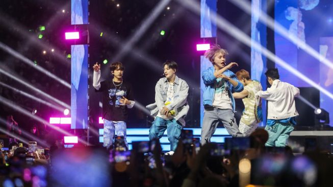 Aksi NCT Dream Hibur Penonton di Hari Pertama Allo Bank Festival 2022