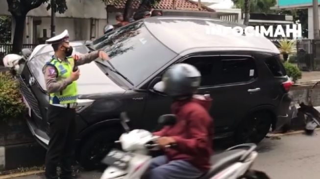 Toyota Raize tabrak pembatas jalan. (Instagram/Info Cimahi)
