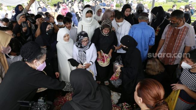 Astri Ivo mengantar sang ibu ke peristirahatan terakhir. Ibunda Astri Ivo, Ivo Nilakhresna meninggal dunia Jumat (20/5/2022) dimakamkan di TPU Tanah Kusir Sabtu (21/5/2022) pagi. [Rena Pangesti/Suara.com]