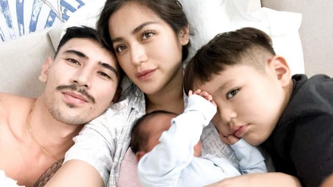 Jessica Iskandar Pamer Potret Keluarga, Pose Baby Verhaag Tutupi Wajah Bikin Salfok