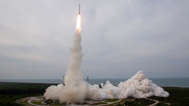Roket United Launch Alliance Atlas V dengan kapsul ruang angkasa Boeing CST-100 Starliner diluncurkan dari Space Launch Complex 41 di Cape Canaveral Space Force Station, Florida, Amerika Serikat, Kamis (19/5/2022). [Joel KOWSKY / NASA / AFP]