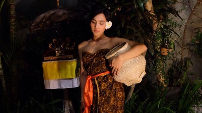 Potret Dena Rachman Pakai Baju Adat (instagram/@denarachman)