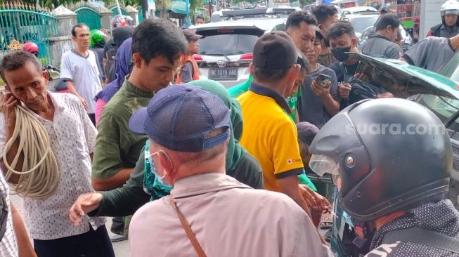 Sopir Angkot di Medan Kabur Usai Tabrak Pemotor, Kaki Korban Tertusuk Besi Depan Mobil hingga Tembus