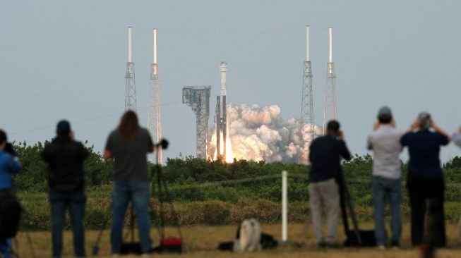 RRoket United Launch Alliance Atlas V yang membawa kapsul ruang angkasa Boeing CST-100 Starliner lepas landas dari landasan peluncuran SLC-41 untuk memulai misi Orbital Flight Test 2, atau OFT-2, di Cape Canaveral, Florida, Amerika Serikat, Kamis (19/5/2022). [Gregg Newton / AFP]