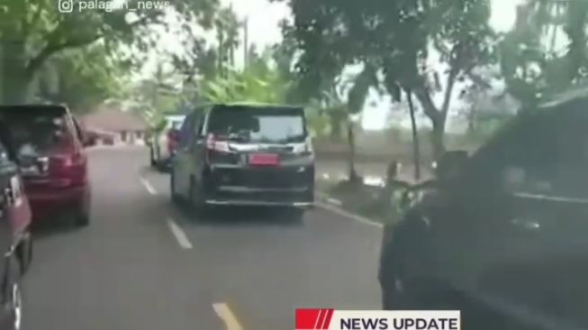 Viral Iring-iringan Mobil Bupati Pandeglang Tak Mau Mengalah dan Salip Ambulance Berujung Permintaan Maaf