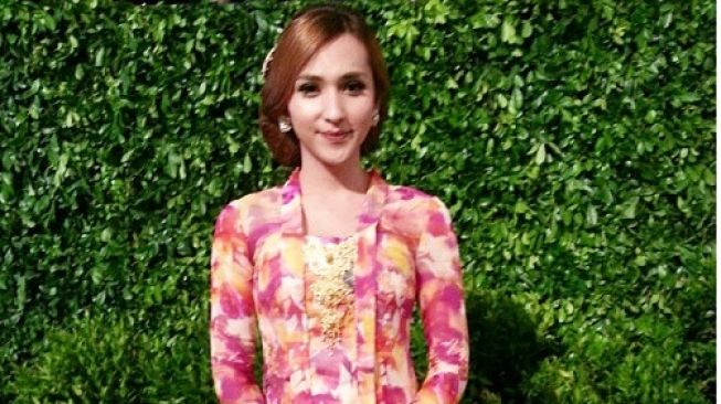 Potret Dena Rachman Pakai Baju Adat (instagram/@denarachman)