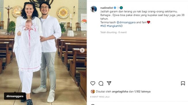 Dimas Anggara dan Nadine Chandrawinata di acara pembaptisan putrinya, Djiwa di sebuah gereja. [Instagram]