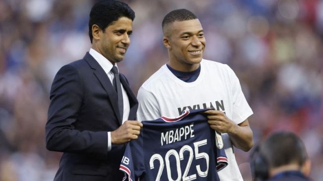 Kylian Mbappe memegang jersey PSG dengan angka 2025 sebelum pertandingan Ligue 1 lawan Metz pada 22 Mei 2022. ANTARA/REUTERS/CHRISTIAN HARTMANN